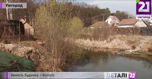 Жители одного из районов Ужгорода страдают от соседства с ямой полной мусора (ВИДЕО)