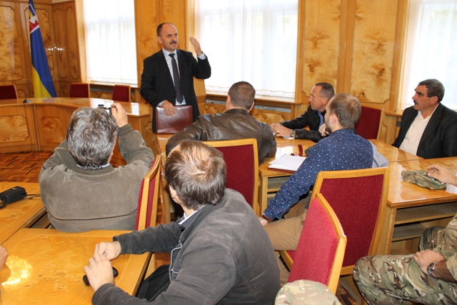 На сьогоднішній зустрічі із громадським активом Закарпаття новопризначений голова Закарпатської ОДА Василь Губаль прокоментував свої перші кадрові рішення. Зокрема, звільнення начальників трьох управлінь та департаментів ОДА, а також відставку всіх голів райдержадміністрацій.
