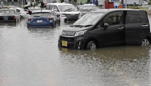 Евакуюють тисячі людей, є зниклі безвісти: потужний тайфун накрив Японію