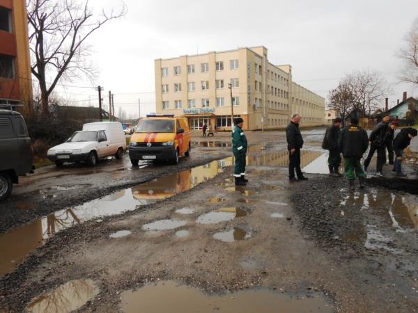 Большой провал на улице Пляжная в Берегове произошел еще на прошлой неделе.