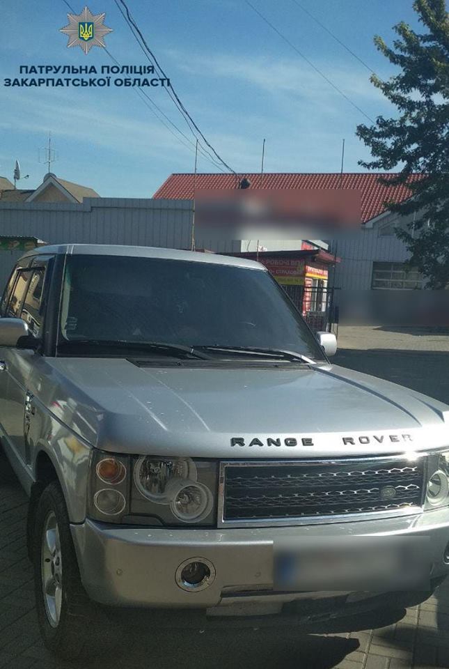 Вчора, близько 15-ї години, на вулиці В. Комендаря, в Ужгороді, патрульні прийняли рішення зупинити авто Land Rover, водій якого порушив ПДР. Проте, на законну вимогу патрульних чоловік не реагував й продовжив рух.
