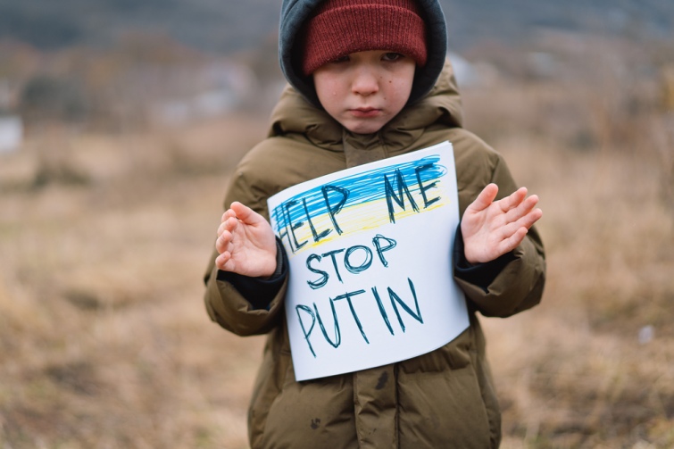 З початку повномасштабного вторгнення РФ в Україні постраждало щонайменше 416 дітей.

