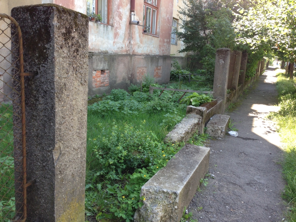 В Мукачеві склали протокол на структуру, відповідальну за прибирання прибудинкової території