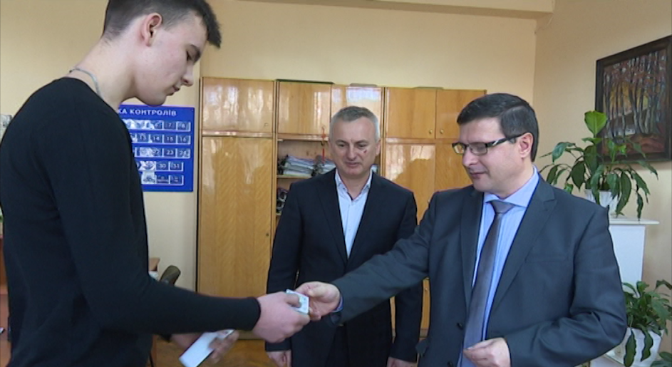В Ужгородському міському секторі ГУ ДМС України в Закарпатській області вручили перші паспорти громадянина України у вигляді ID-картки.