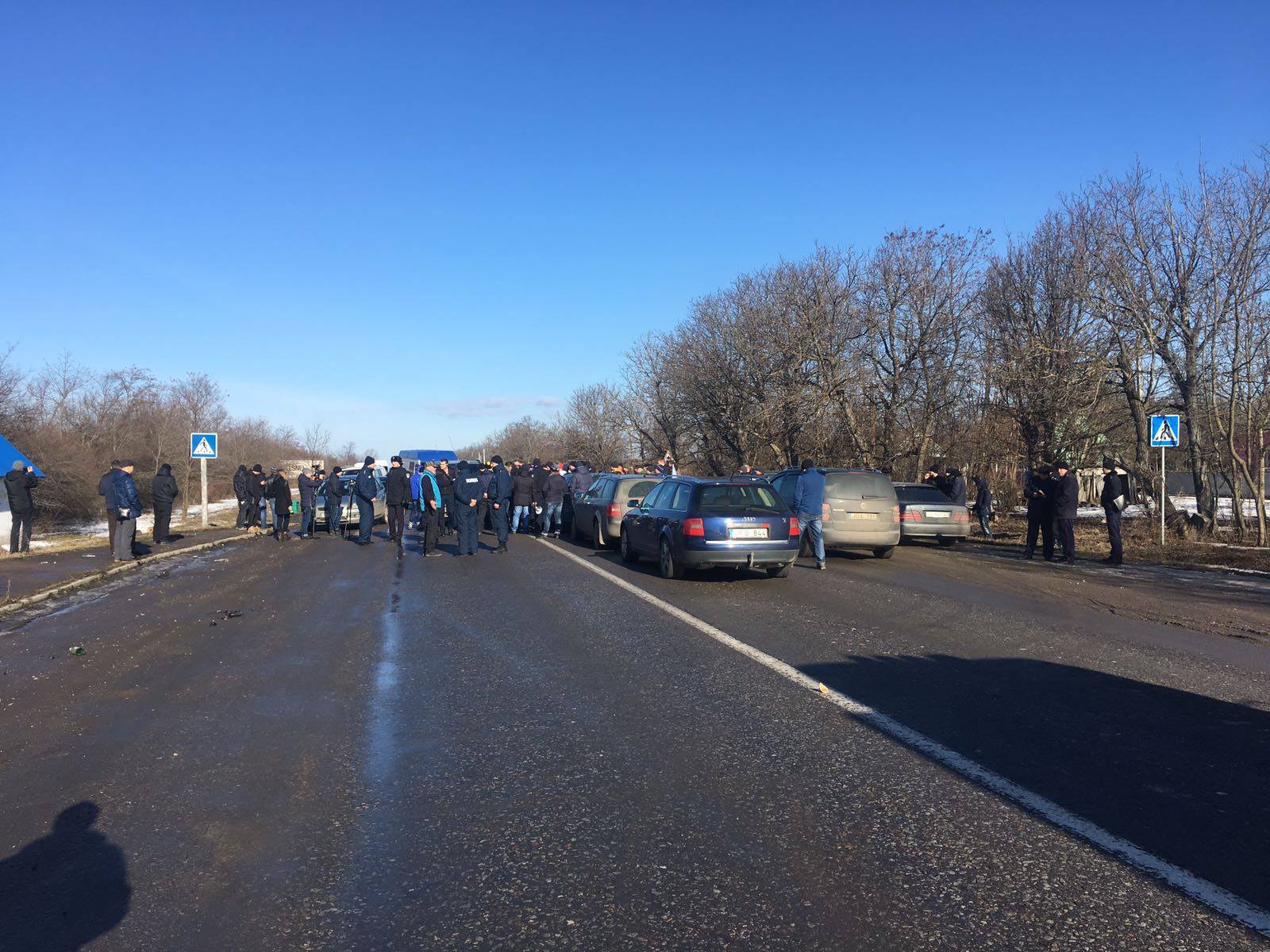 Чопський пограничный отряд информирует, что сегодня в 09.30 началась акция блокирования подъездной дороги к пункту пропуска «Ужгород».