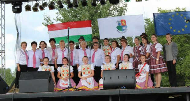 В с.Нирбатор соседней Саболч-Сатмар-Берегской области провели традиционный международный фестиваль печеной тыквы, на котором выступили и посланцы нашего края.