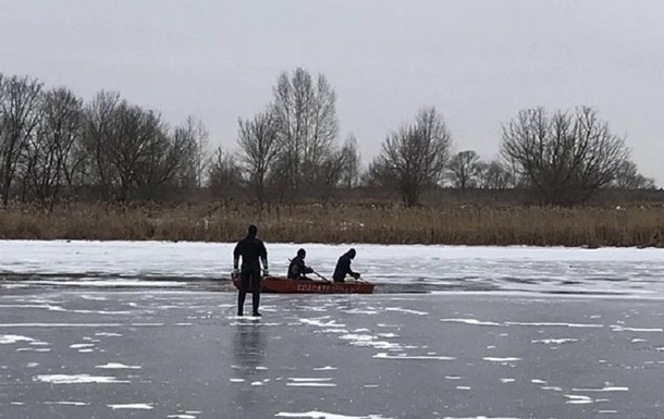 Двох хлопчиків витягли перехожі, що випадково опинилися поруч. А на Прикарпатті з-під льоду витягли рибалку.
