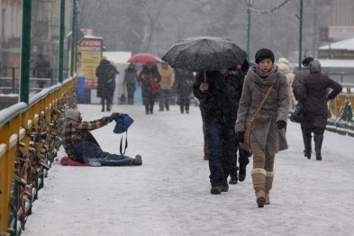 Сьогодні, у перший день зими в Ужгороді випав сніг. Але чи не розтане він одразу і на які погодні сюрпризи ужгородцям очікувати в найближні 3 дні?