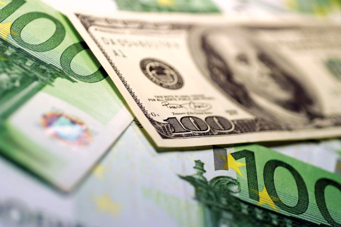 В останній день літа американська валюта коштуватиме 25,57 грн.