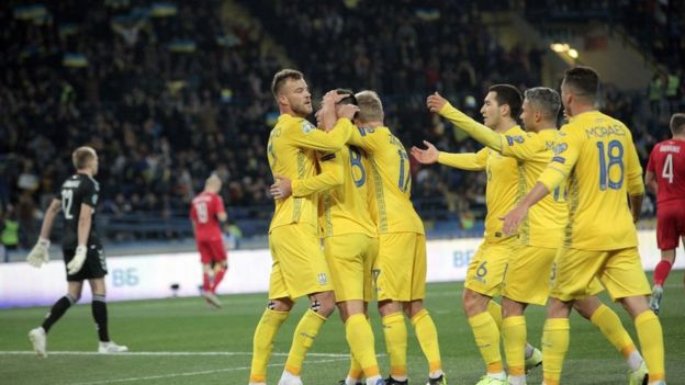 Збірна України у п'ятницю впевнено переграла команду з Литви у домашньому поєдинку в рамках відбору до Чемпіонату Європи з футболу.

