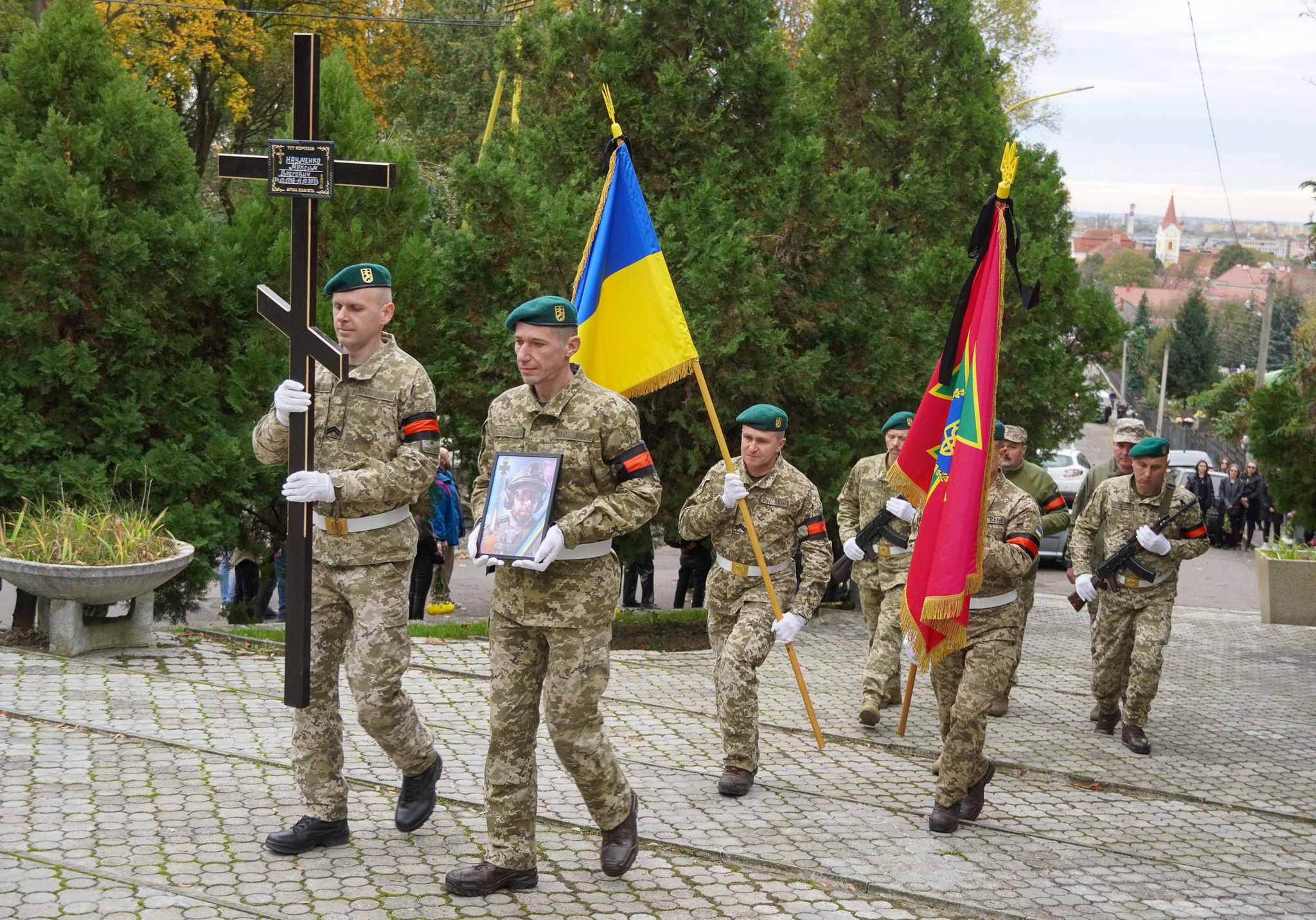 В Ужгороді, у ритуальному залі кладовища Кальварія, сьогодні відбулася церемонія прощання із захисником України Максимом Науменком. 