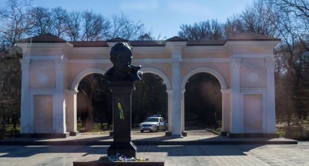 В Симферополе возле памятника Кобзарю задержан представителей Украинского культурного центра Максима Кузьмина и Леонида Кузьмина.