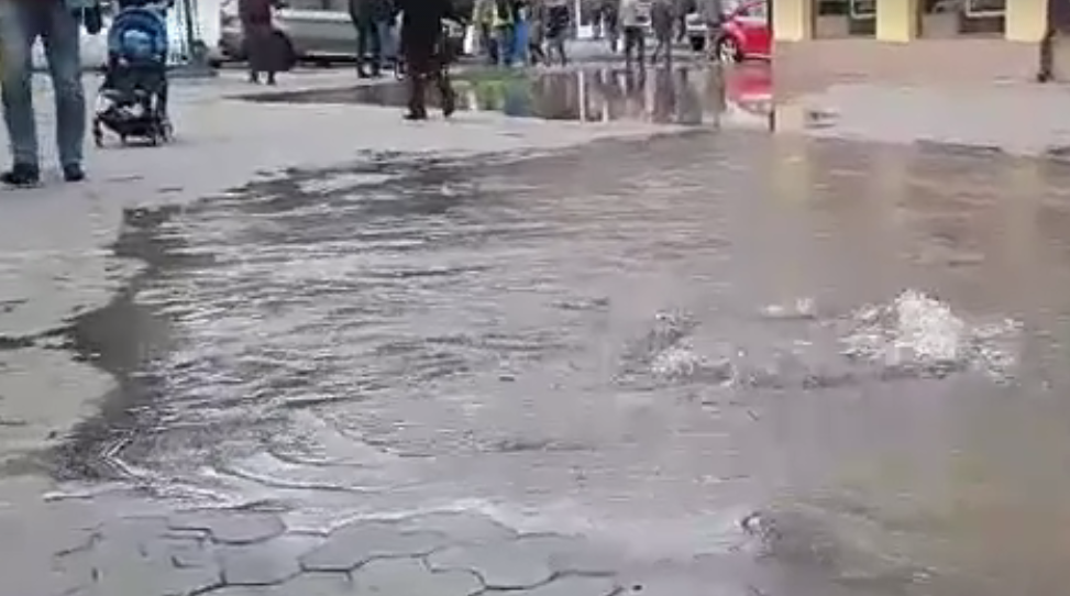 На площі тетральній в Ужгороді прорвало каналізацію.

