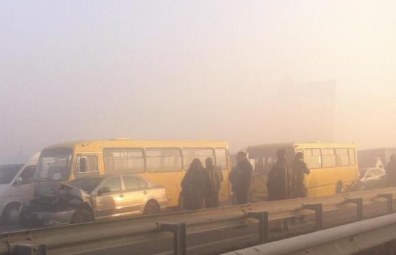 У Києві через сильний туман зіткнулися 14 легкових автомобілів (ВІДЕО)