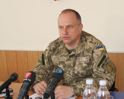 По словам военного комиссара Закарпатского ОИК Олега Винницкого, военные комиссариаты при выдаче повесток не интересуются партийной принадлежностью военнообязанных.
