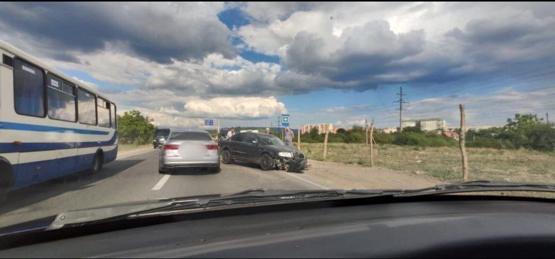 Сьогодні, в Мукачеві на трасі Е471, постраждав легковий автомобіль в ДТП
