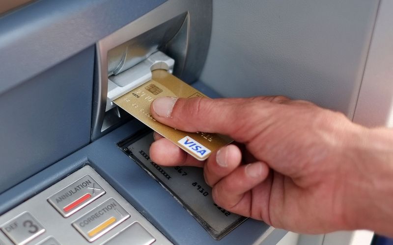 Якщо ви хотіли зняти гроші в банкоматі, він списав гроші з рахунку, але не видав готівку, необхідно одразу звернутися до служби підтримки банку. 