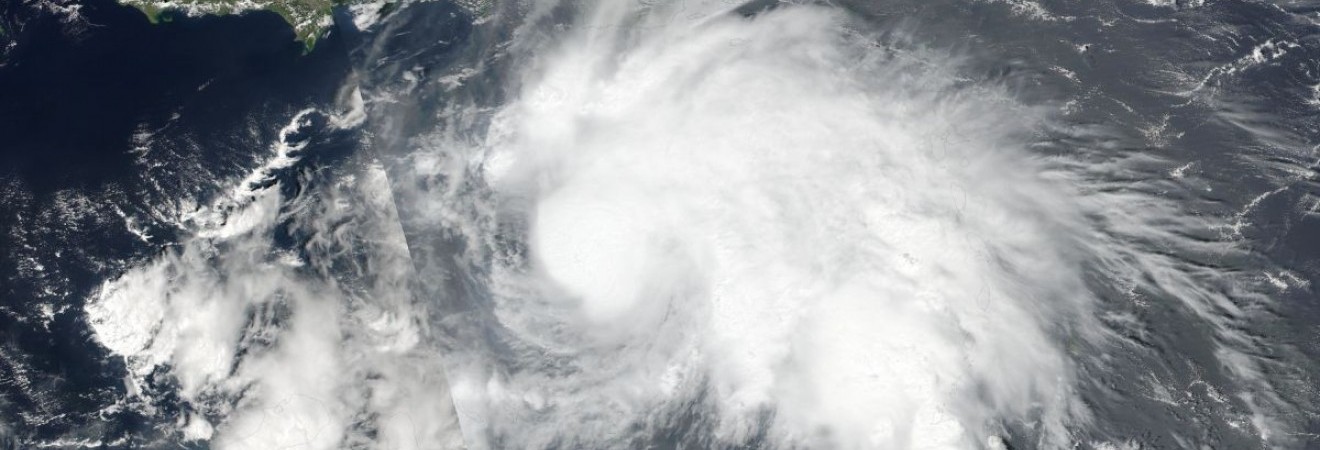 Национальный центр ураганов США понизил мощность урагана 