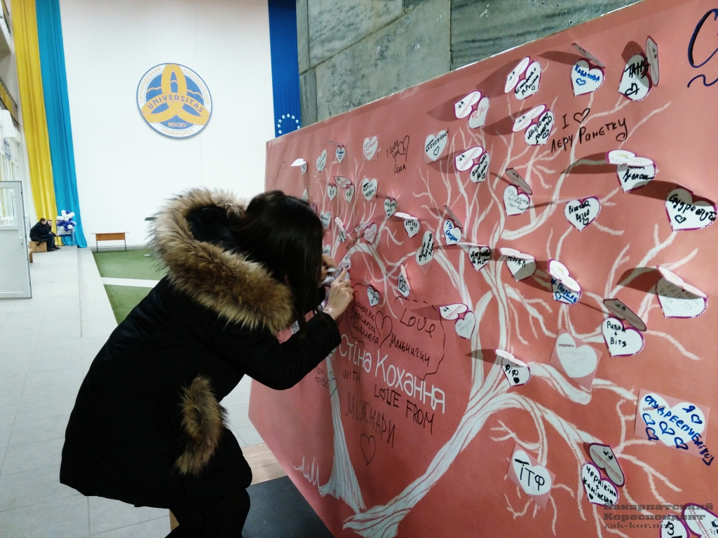 День всех влюбленных – один из любимых праздников молодежи. Сегодня, 14 февраля, в холле главного корпуса Ужгородского национального университета появился тематический стенд под названием «Стена любви». 