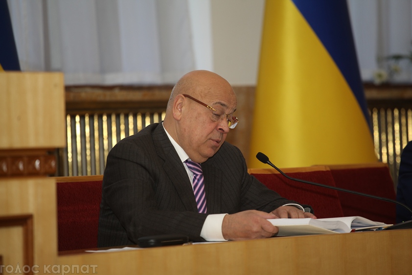 Чтобы продолжить первое пленарное заседание областного совета Геннадий Москаль требует внести изменения в регламент работы. 