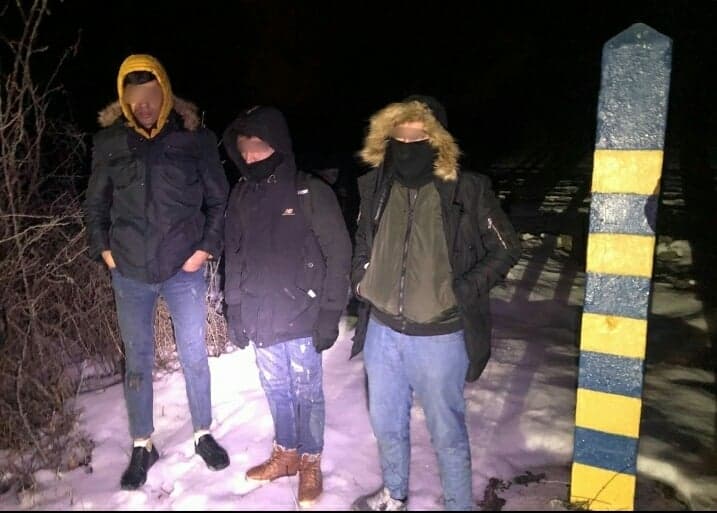 Трійку іноземців, які намагались незаконно перетнути кордон поблизу населеного пункту Паладь-Комарівці Ужгородського району, затримали сьогодні опівночі військовослужбовці Чопського загону.