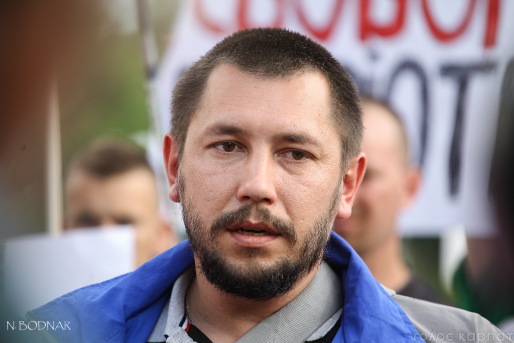 Во время митинга на площади Народной в Ужгороде в активистов и их оппонентов прибыл глава «Правого сектора» в Закарпатье Александр Сачко.