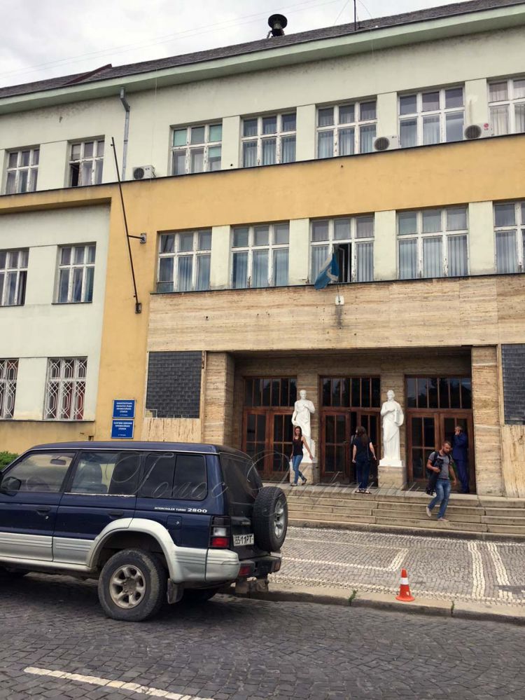 Третій рік поспіль триває жорстке протистояння між Закарпатською облпрофрадою та Закарпатським окружним адміністративним судом щодо права власності на адміністративну будівлю профспілок нашого краю в 