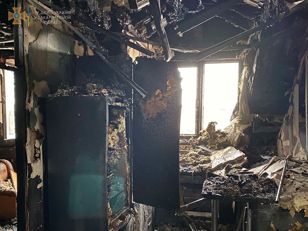 Ужгородські рятувальники ліквідували пожежу в багатоквартирному будинку, розташованому на вулиці Підгірній. 