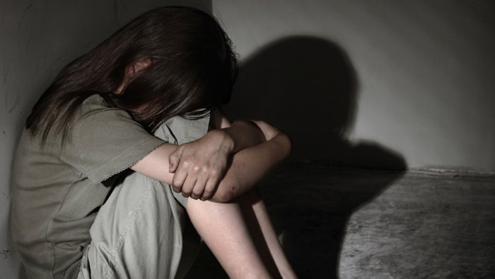 В одному з сіл Ковельського району Волинської області 48-річний чоловік неодноразово вчиняв сексуальне насильство щодо власної 10-річної доньки. Його суд визнав винним.