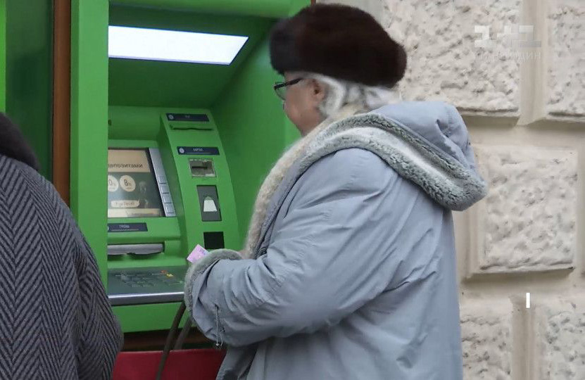 У Мінсоцполітики зробили заяву щодо блокування банківських карток пенсіонерів