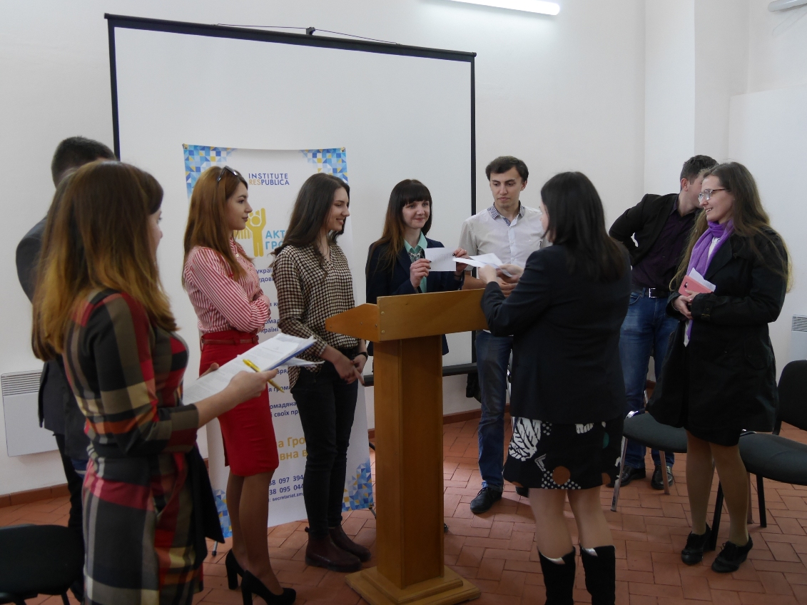 8 команд-«двійок» сьогодні в Ужгороді взяли участь у дебатному молодіжному турнірі “Активна громада: право вибору”.