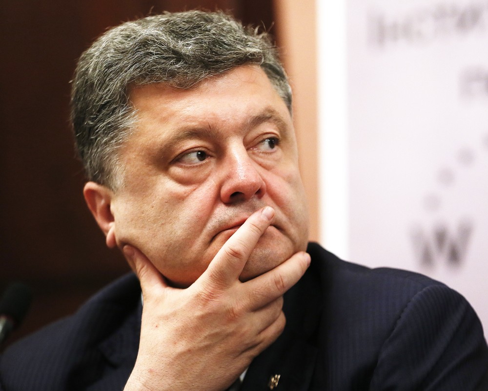 Президент Украины Петр Порошенко заявил о готовности вынести на референдум вопрос второго государственного языка и федерализации страны.
