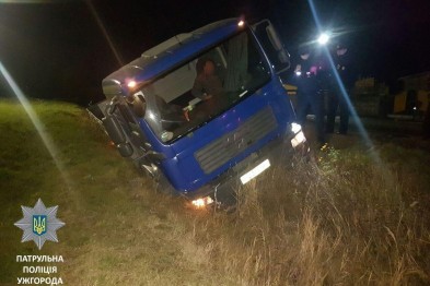 Сьогодні близько 1 години ночі на вулиці Пряшівській у Мукачеві сталася аварія за участю вантажного автомобіля 