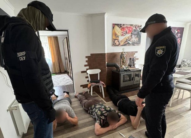 Закарпатська поліція в співпраці з СБУ та прикордонниками затримала 37-річного організатора незаконного переправлення військовозобов'язаних за кордон.