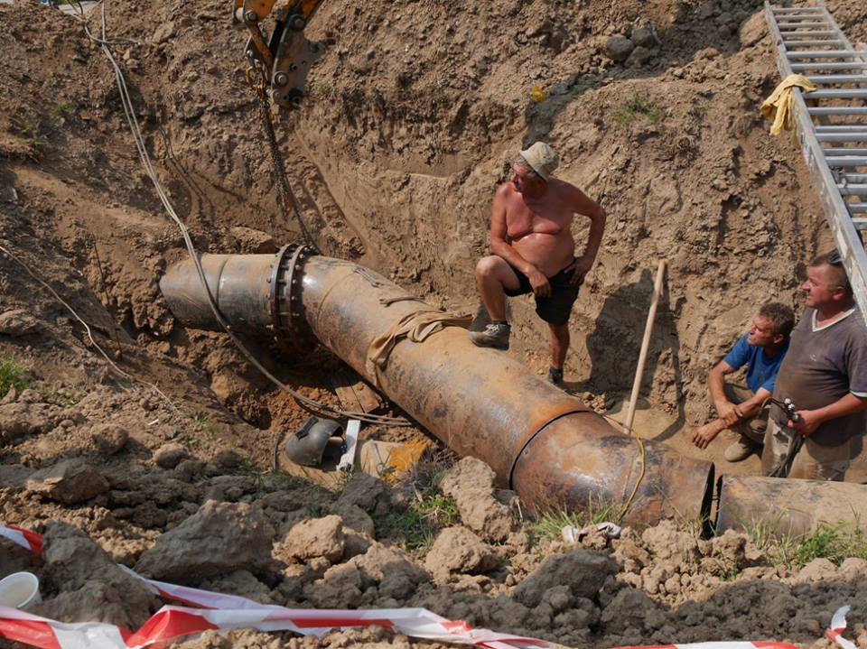 Работы по замене водопровода на улице Победы в Ужгороде будут проводить и ночью