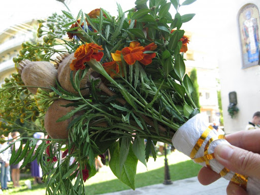 Букети квітів та голівки маку кладуть до ваз, за образи, перед входом до житла і зберігають до весни або наступного Маковія.