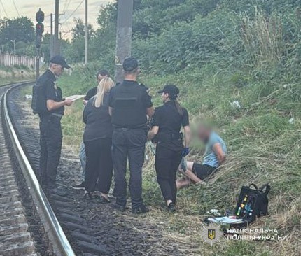 Малюнок до статті 31-річний чоловік напав на двох дітей ножицями, які намагались йому допомогти: деталі інциденту (ФОТО)%