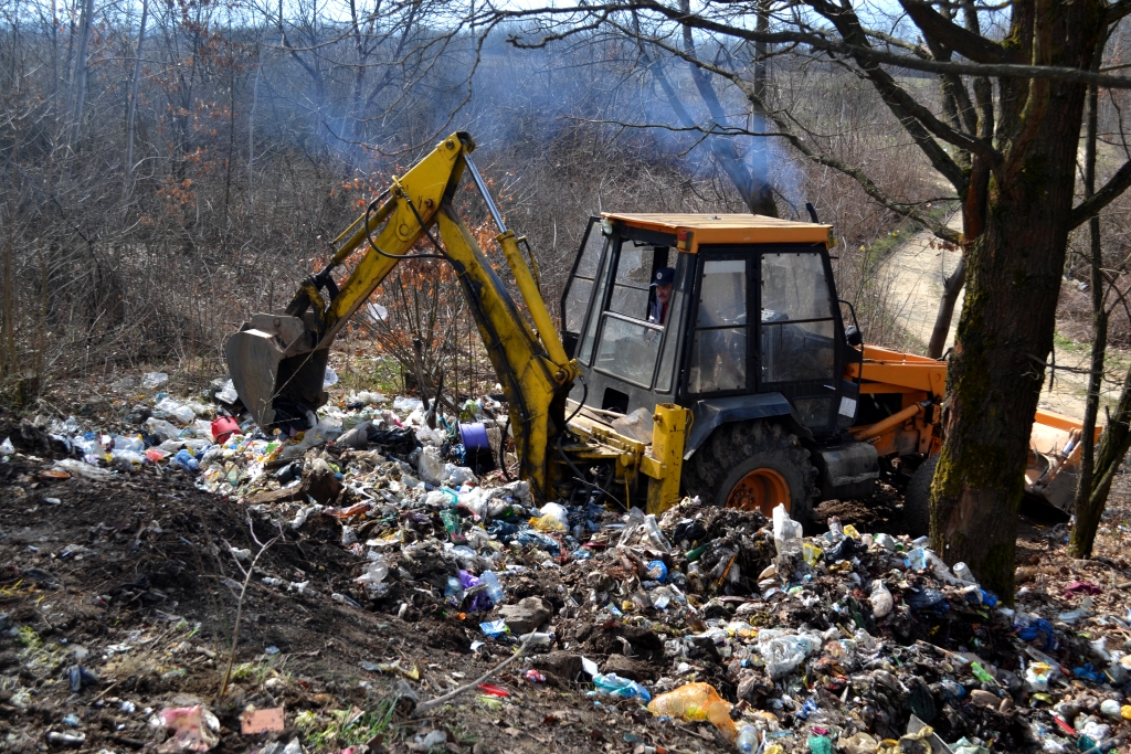 Долгое время кучи мусора на опушке, у реки и вдоль дороги отпугивали туристов от живописных уголков Тячевского района, недалеко от поселка Буштино.
