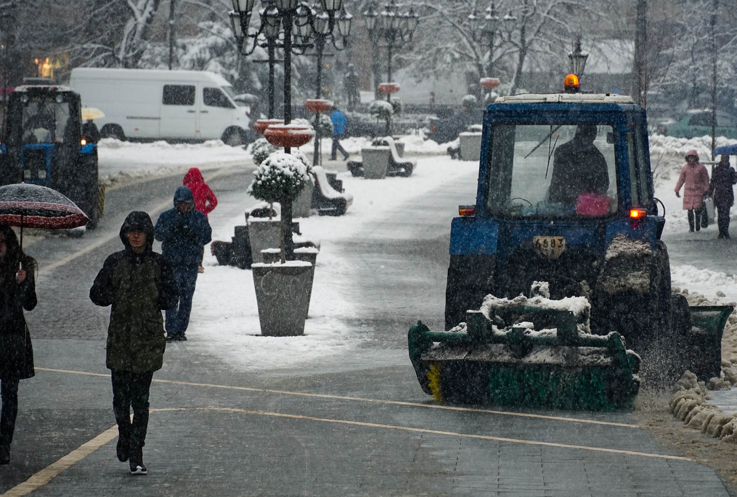 Перший сніг в Ужгороді почали прибирати сьогодні із 6 години ранку.