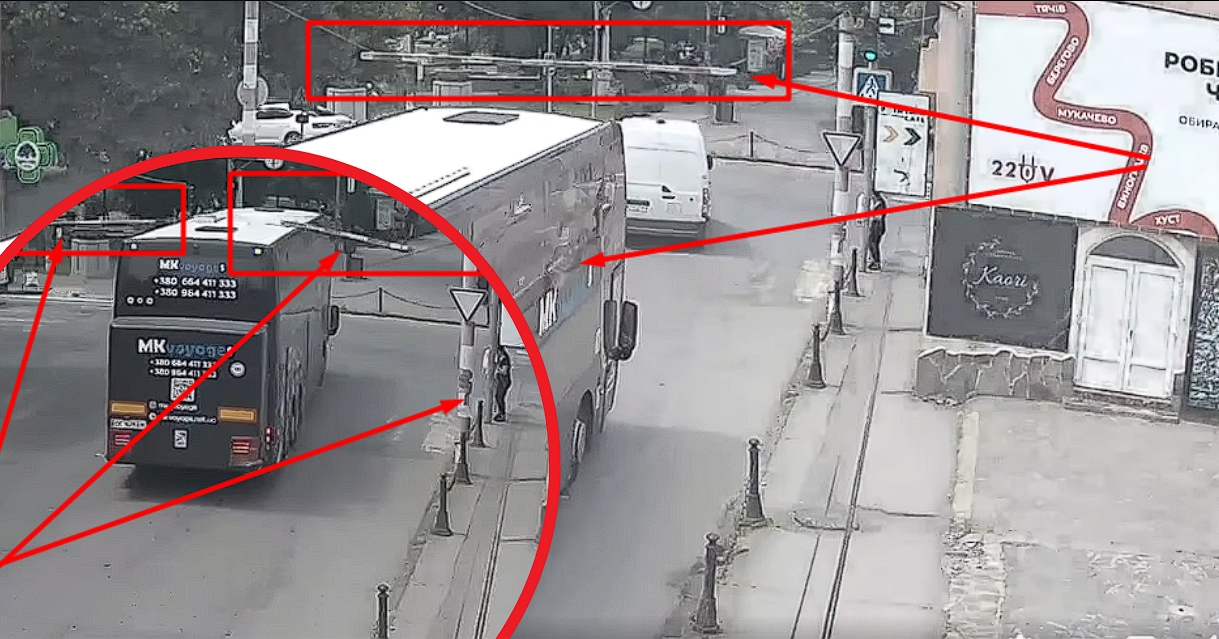 Небезпечний інцидент у Берегові: екскурсійний автобус зруйнував обмежувач висоти (ВІДЕО)