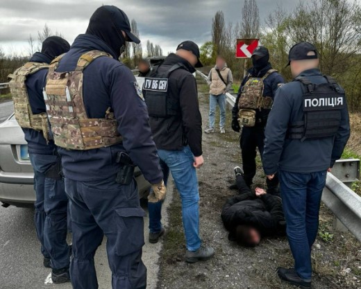 Закарпатська поліція повідомляє про затримання організатора схеми незаконного переправлення військовозобов’язаних чоловіків через кордон.