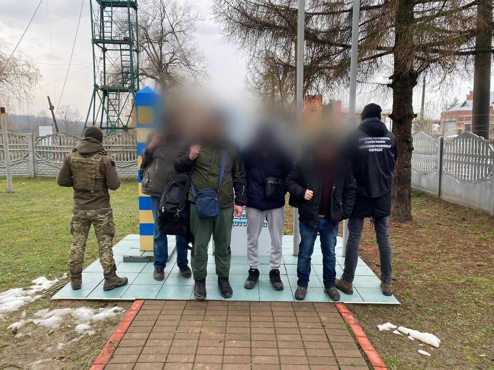 Застали у гламурній рожевій шапці та з надувним виробом: на Закарпатті чоловік знатно повеселив прикордонників (ФОТО)