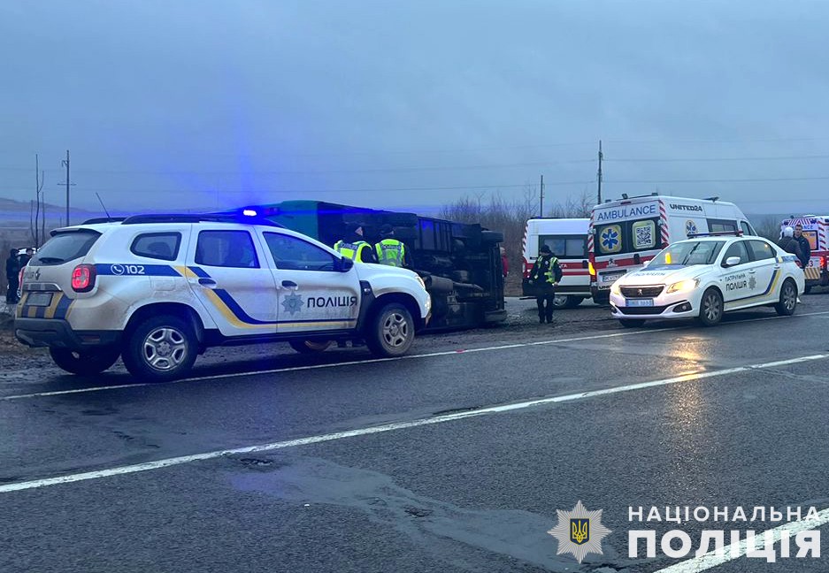 Водій рейсового автобуса Львів-Липовець не впоравшись із керуванням, потрапив у ДТП