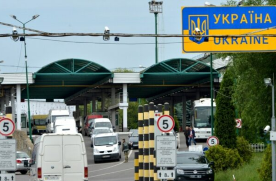 Як українцям так і іноземцям обмежили вільний доступ до прикордонної зони.