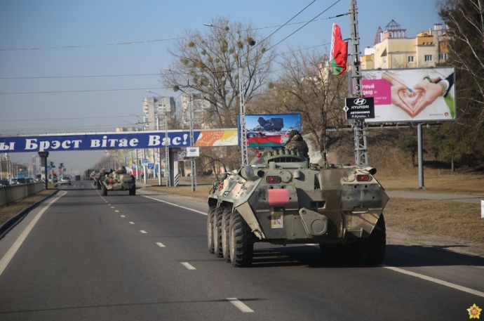 По данным Министерства обороны Беларуси, десантники 38-й Брестской отдельной гвардейской десантно-штурмовой бригады вернулись с украинской границы в пункт постоянной дислокации.