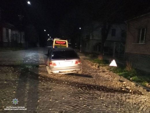 Сьогодні, близько 2:30 ночі, мукачівські патрульні помітили транспортний засіб БМВ, на вулиці Шевченка, з явними механічними пошкодженнями. 