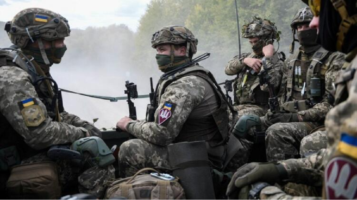 Президент Володимир Зеленський заявив, що сьогодні Україну на війні захищають 700 тисяч військових.

