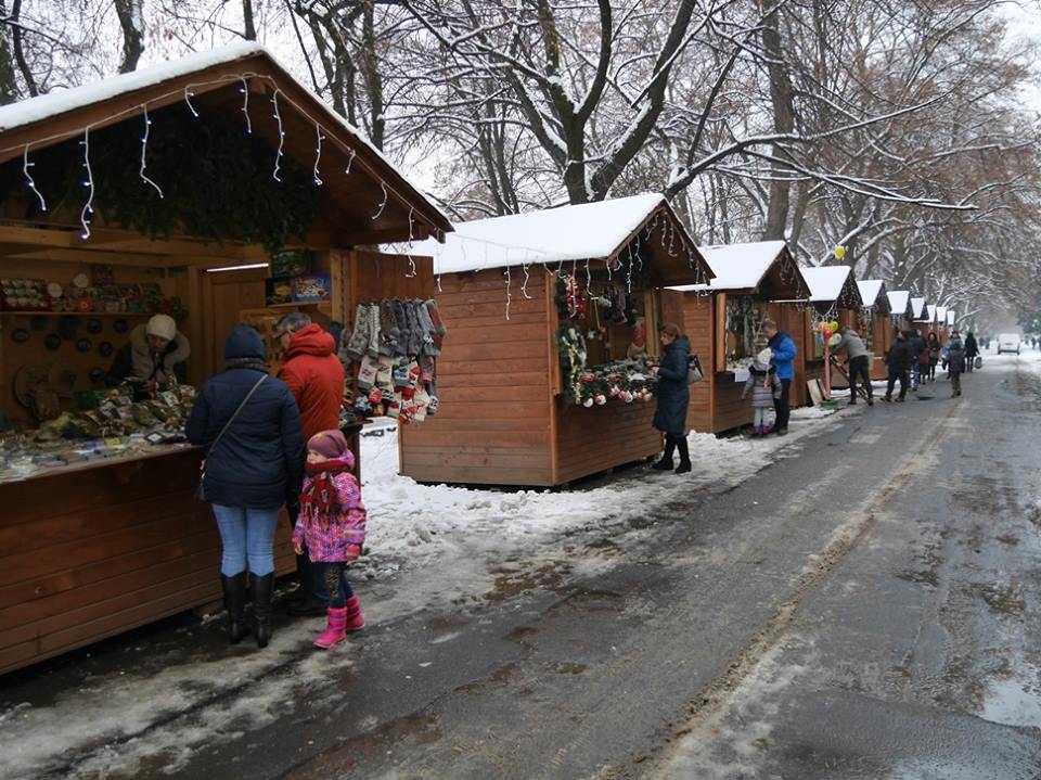 Новорічно-різдвяний ярмарок уже розпочався в Ужгороді на набережній Незалежності і триватиме до 10 січня 2018 року.

