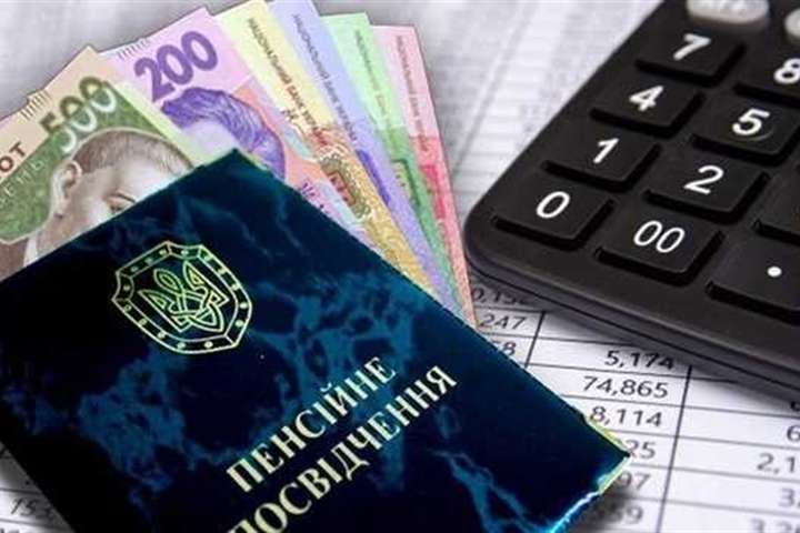 Пенсійний фонд України у 2022 році приймає заяви на призначення пенсії за віком лише від тих громадян, які мають страховий стаж від 29 років та яким виповнилось 60 років. 