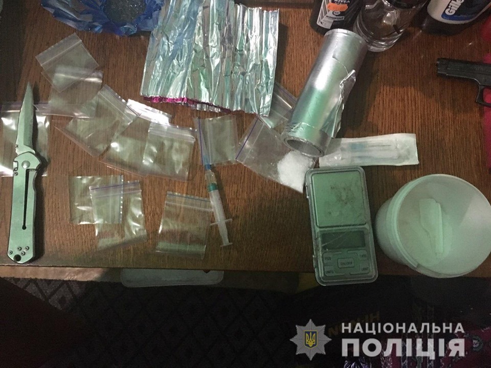 Працівники Мукачівського відділу поліції виявили та вилучили у місцевого мешканця кристалічну речовину, схожу на метамфетамін.